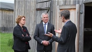 Der Geschäftsführer der Stiftung Lager Sandbostel, Andreas Ehresmann (rechts) führt Niedersachsens Innenministerin Daniela Behrens und Polizeipräsident Thomas Ring über das Gelände der Gedenkstätte.