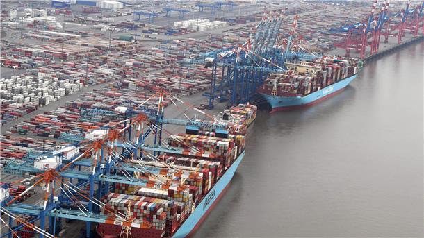 Containerschiffe am Containerterminal.