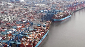 Containerschiffe am Containerterminal.