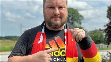 Der Gips erstrahlt mittlerweile in Schwarz-Rot-Gold: Der deutsche Nationalspieler Niclas Füllkrug hat dem Bremerhavener Kai Flathmann mit einem Schuss die Hand gebrochen.