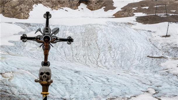 Der Gletscher an der Zugspitze schmilzt dahin - eine Trauerfeier soll auf die Folgen der Klimakrise aufmerksam machen.