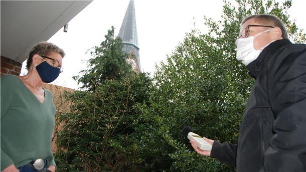 Der Glockensachverständige der Landeskirche Hannover bei der Arbeit. Auf dem Balkon von Bärbel Hempel in Bad Bederkesa misst Andreas Philipp den Geräuschpegel des Glockenklangs.