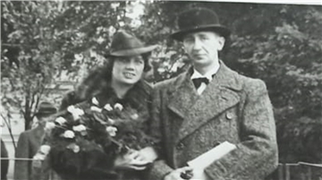 Die Eheleute Erna und Karl Gronau stehen am 11. Oktober 1938 vor der Kirche in Bremen