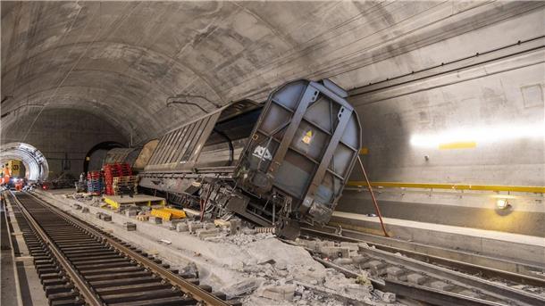 Beton abgestürzt, Risse in Decke: Gotthard-Straßentunnel zu Der Gotthard-Eisenbahntunnel ist nach der Entgleisung eines Güterzugs ebenfalls gesperrt.