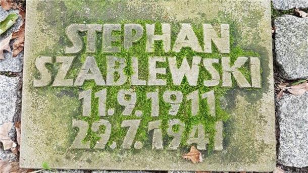 Der Grabstein von Stefan Szablewski auf dem Wulsdorfer Friedhof in Bremerhaven.