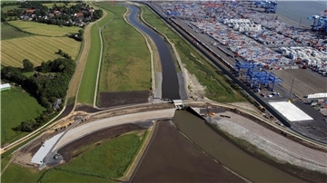 Sperrwerk aus Vogelperspektive