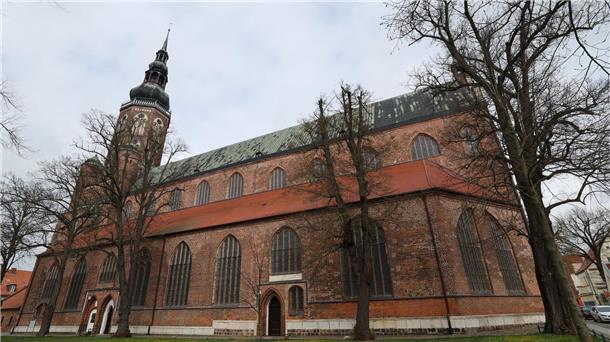 Neue Fenster in Caspar Davids Friedrichs Taufkirche Der Greifswalder Dom hat jetzt eine von Ólafur Elíasson neu gestaltete Fenstergruppe.