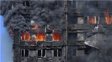 Der Grenfell Tower im Westen Londons steht in Flammen.