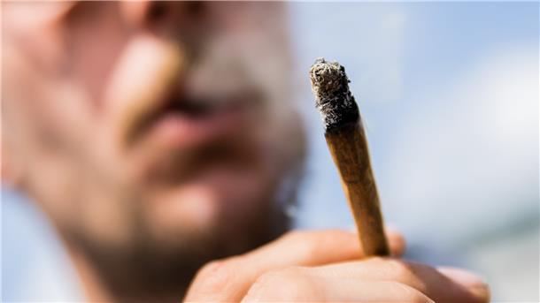Der Griff zum Joint soll nach Plänen der Bundesregierung bald legal sein. Doch Experten warnen, dass das Vorhaben mit geltendem EU-Recht im Konflikt steht.