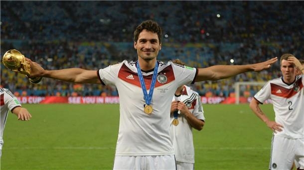 DFB verabschiedet Hummels in Köln: „Danke Mats“ Der größte Moment der Karriere: Mats Hummels jubelt mit dem WM-Pokal in der rechten Hand nach dem gewonnenen WM-Finale 2014 in Rio.