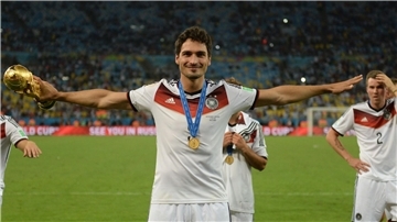 Der größte Moment der Karriere: Mats Hummels jubelt mit dem WM-Pokal in der rechten Hand nach dem gewonnenen WM-Finale 2014 in Rio. 