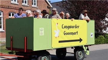 Der größte Wagen des Umzugs beim Goosmart in Langwarden, es wurden sogar Kamelle (Bonbons) geworfen wie beim Karneval.