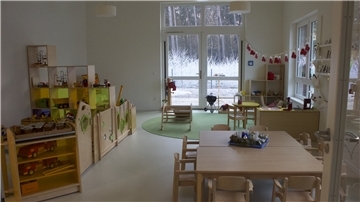 Der große Gruppenraum hat einen direkten Zugang zum Außenbereich und bietet für zusätzliche Kinder mehr Platz.