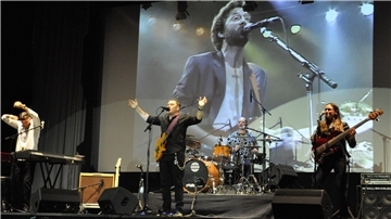 Der große Meister im Hintergrund auf der Leinwand. Auf der Bühne Eric Claptons Neff Will Johns (Mitte) mit seiner Band. Am Sonntag, 16. Februar, ist Cream of Clapton erneut im Centraltheater Brake zu hören.