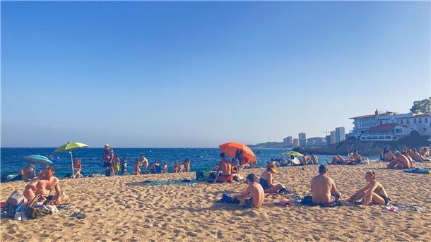 „Der Strand ist weg“ - Spaniens Küsten leiden Der „große Strand“ in Platja d’Aro ist auf den ersten Blick wirklich groß - aber vor 40 oder 50 Jahren war er viel größer.