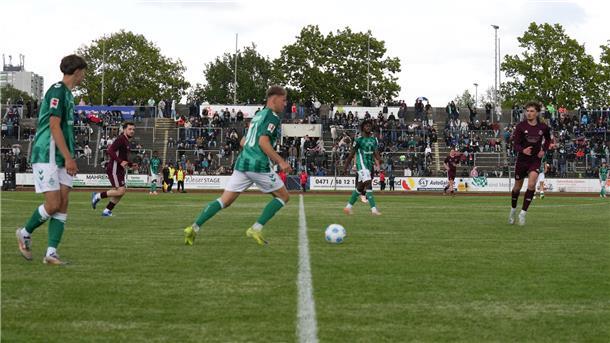 Der SV Werder Bremen spielt im Nordseestadion in Bremerhaven gegen den OSC.