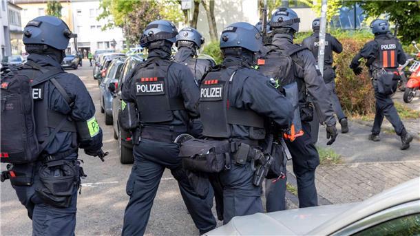 Mordkommission ermittelt nach Messerattacke Der Großeinsatz in Essen zog sich am Freitag über Stunden bis zur Festnahme des Tatverdächtigen hin. (Archivbild)