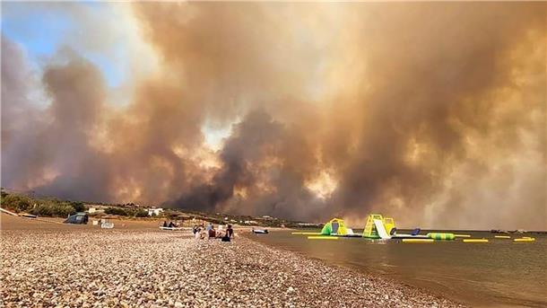 Waldbrände auf Rhodos toben weiter - Tausende fliehen Der Großwaldbrand auf Rhodos dauert bereits den fünften Tag an. Tausende Menschen - darunter viele Touristen - wurden mit Booten von den Küsten in Sicherheit gebracht.