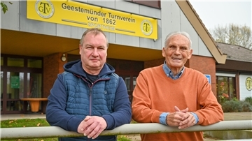 Der Gründungsvorsitzende Jörn Model und der aktuelle Chef Kai Ferber (li.) sprechen über den 50. Geburtstag der AGSV.