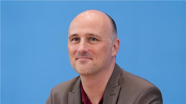 Der Grünen-Kulturpolitiker Sven Lehmann ist mit Weimers Bilanz nicht zufrieden. (Archivbild)