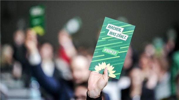 Spitzen-Grüne warnen vor Sparkurs und attackieren Merz Der Grünen-Parteitag unter dem Motto „Machen, was zählt“ findet in Karlsruhe statt.