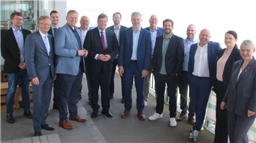 Gruppenfoto beim Besuch des Koordinators der Bundesregierung für maritime Wirtschaft und Tourismus in Cuxhaven