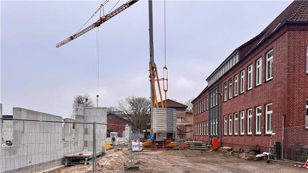 Blick auf die Baustelle bei der Grundschule. 