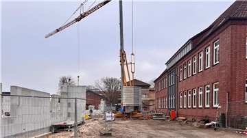 Blick auf die Baustelle bei der Grundschule. 