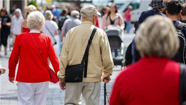 Härtefallfonds für Ostrentner: Mehr als 163.000 Anträge Der Härtefallfonds ist gedacht für Bedürftige mit Rentenansprüchen aus DDR-Zeiten, die 1991 nicht ins bundesdeutsche System übernommen wurden.