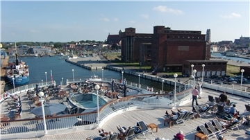 Ein Kreuzfahrtschiff läuft in Wismar ein. 