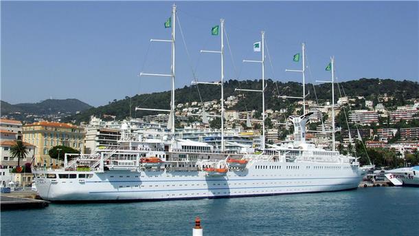 Der Hafen von Nizza mit der „Windstar“. Der Bürgermeister der Stadt möchte großen Kreuzfahrtschiffen den Hafen verwehren.