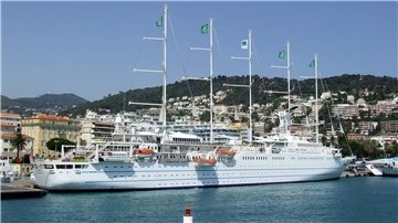 Der Hafen von Nizza mit der „Windstar“. Der Bürgermeister der Stadt möchte großen Kreuzfahrtschiffen den Hafen verwehren.