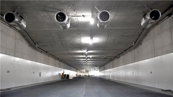 Baustelle Hafentunnel Bremerhaven, letzte Baufahrzeuge in dem grauen Tunnel, an dessen Ende die Sonne hineinscheint.