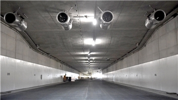 Baustelle Hafentunnel Bremerhaven, letzte Baufahrzeuge in dem grauen Tunnel, an dessen Ende die Sonne hineinscheint.