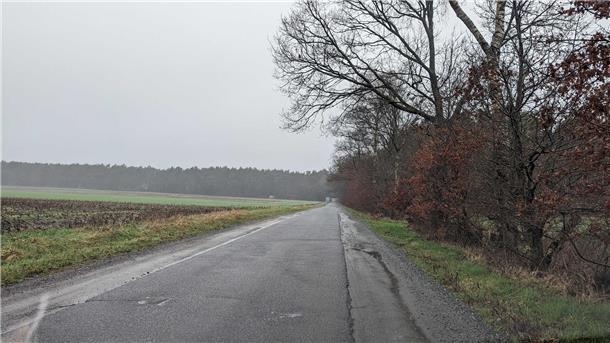 A27-Update: Neues Gerät im Einsatz - So sollen die Arbeiten schneller vorankommen Der Hagener Weg zwischen Wulsbüttel und Hagen - freie Fahrt auf schlechter Fahrbahn.