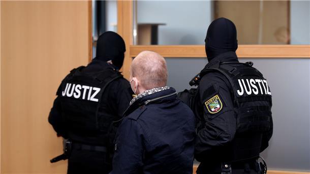 Halle-Attentäter hatte Gegenstand aus Papier und Metall Der Halle-Attentäter während seines Prozesses im Dezember 2020.