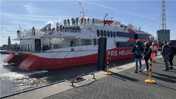 Blick auf ein Schiff, das anlegt. Der Halunder Jet im Test: 7 Unterschiede zur Fahrt mit dem Seebäderschiff nach Helgoland.