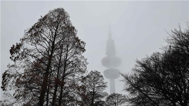 Der Hamburger Fernsehturm ist bei Nebel und Regen nur undeutlich zu erkennen.