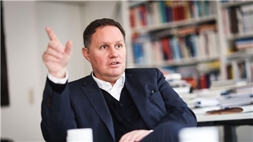Der Hamburger Kultursenator Carsten Brosda in seinem Büro.