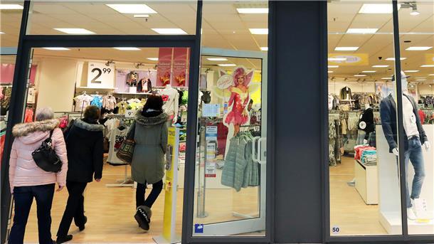 Kunden gehen in ein Bekleidungsgeschäft Rostock.