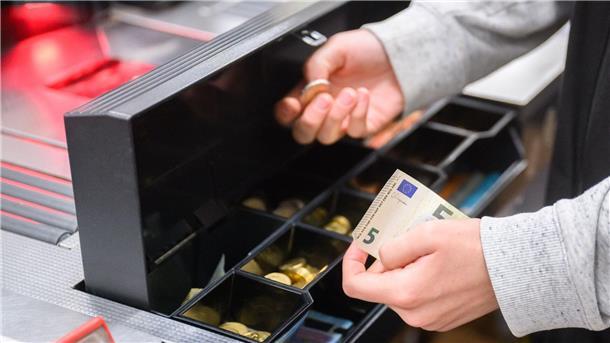 Der Handel im Land Bremen bewertet die laufenden Geschäfte nach wie vor überwiegend negativ.
