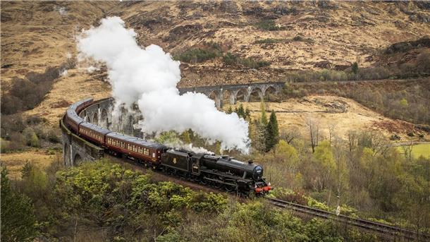 „Harry Potter“-Zug darf wieder fahren Der „Harry Potter“-Zug fährt normalerweise zweimal täglich auf der Strecke zwischen Fort William nach Mallaig an der Westküste.