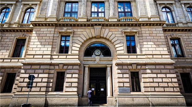 Angeklagter Frauenarzt nicht zum Prozessauftakt erschienen Der Haupteingang des Landgerichts Braunschweig.