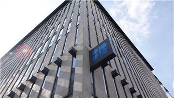 Der Hauptsitz der Organisation der erdölexportierenden Länder (OPEC) in Wien. Die großen Ölnationen des Verbundes Opec+ senken ihr Förderziele ab November wieder ab.