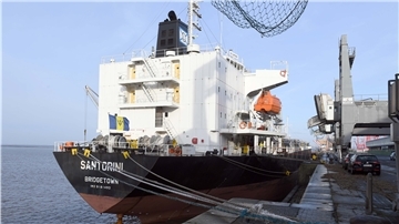 Der havarierte Frachter „Santorini“ ist am Mittwochabend in Bremerhaven eingetroffen und wird dort repariert.