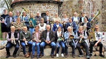 Junge und ältere Musiker musizieren im Heeslinger Posaunenchor gemeinsam. 