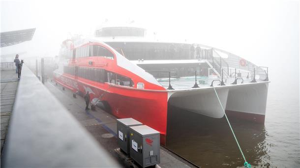 Helgoland-Katamaran „Halunder Jet“ in Saison gestartet Der Helgoland-Katamaran „Halunder Jet“ legt am Morgen im dichten Nebel im Hafen auf der Elbe.