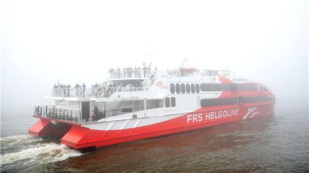 Kettcar reist für Konzert mit „Halunder Jet“ nach Helgoland Der Helgoland-Katamaran „Halunder Jet“ legt am Morgen im dichten Nebel im Hafen auf der Elbe in Richtung der Nordseeinsel Helgoland ab.