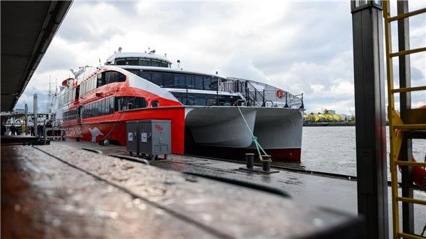 Helgoland-Katamaran „Halunder Jet“ in die Saison gestartet Der Helgoland-Katamaran im März 2023 vor der Abfahrt an den Landungsbrücken.
