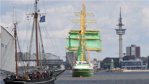 Der Heringslogger "BV2" und die "Alex II" vor der Skyline von Bremerhaven.